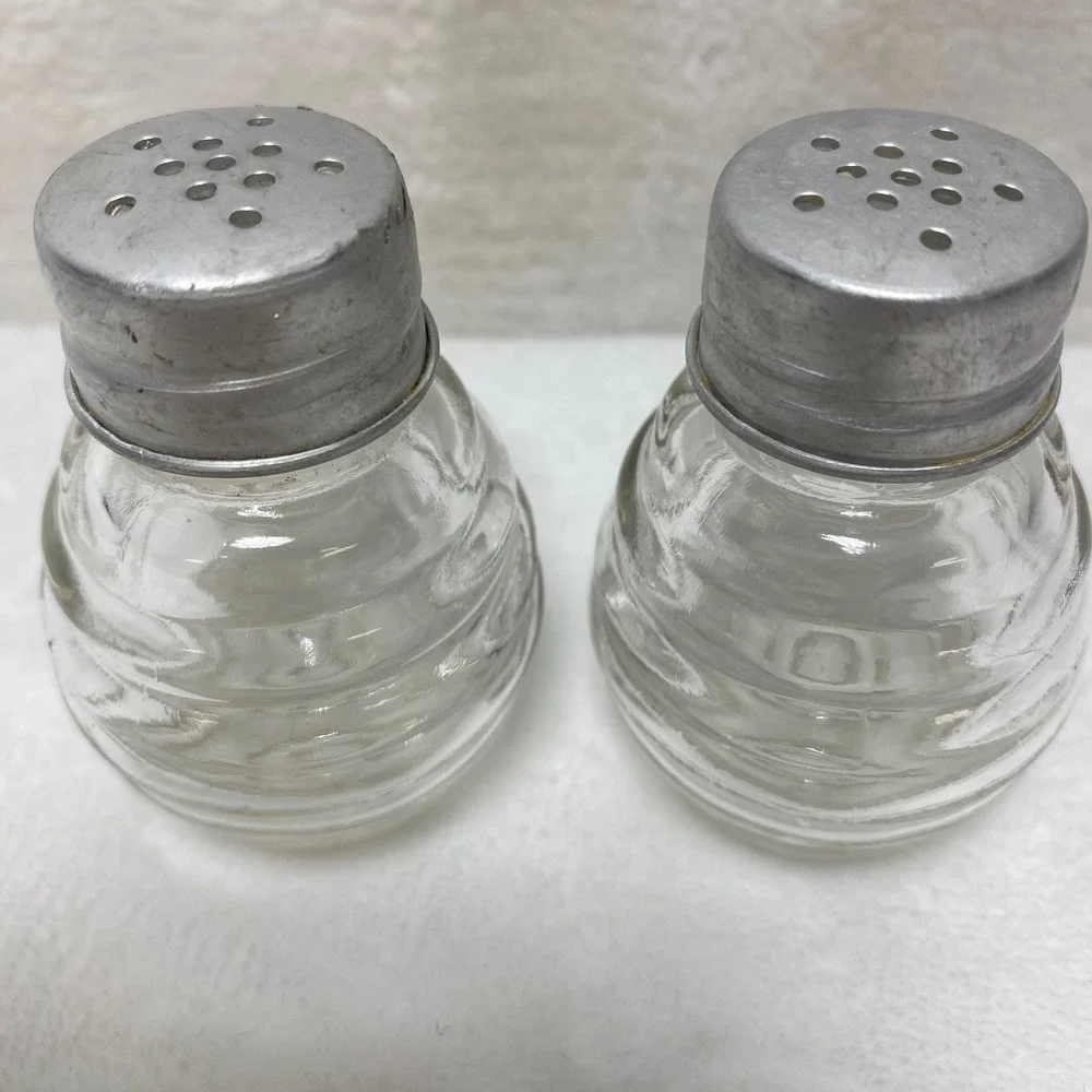 VTG Beehive Ribbed Salt & Pepper Shakers Aluminum Tops Art Deco Farmhouse Boho‎